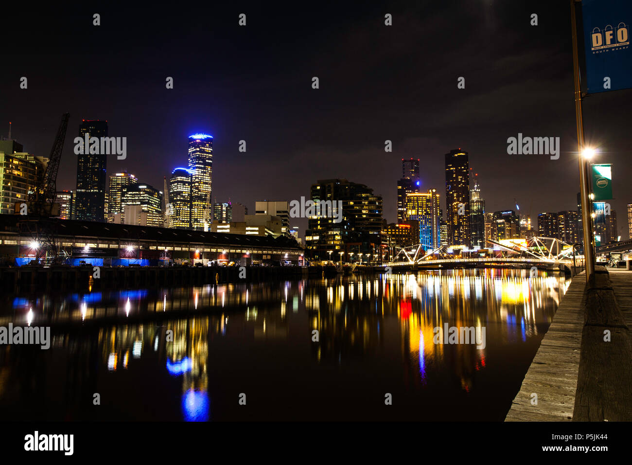 Vue nocturne du fleuve Yarra ville de Melbourne Australie Banque D'Images