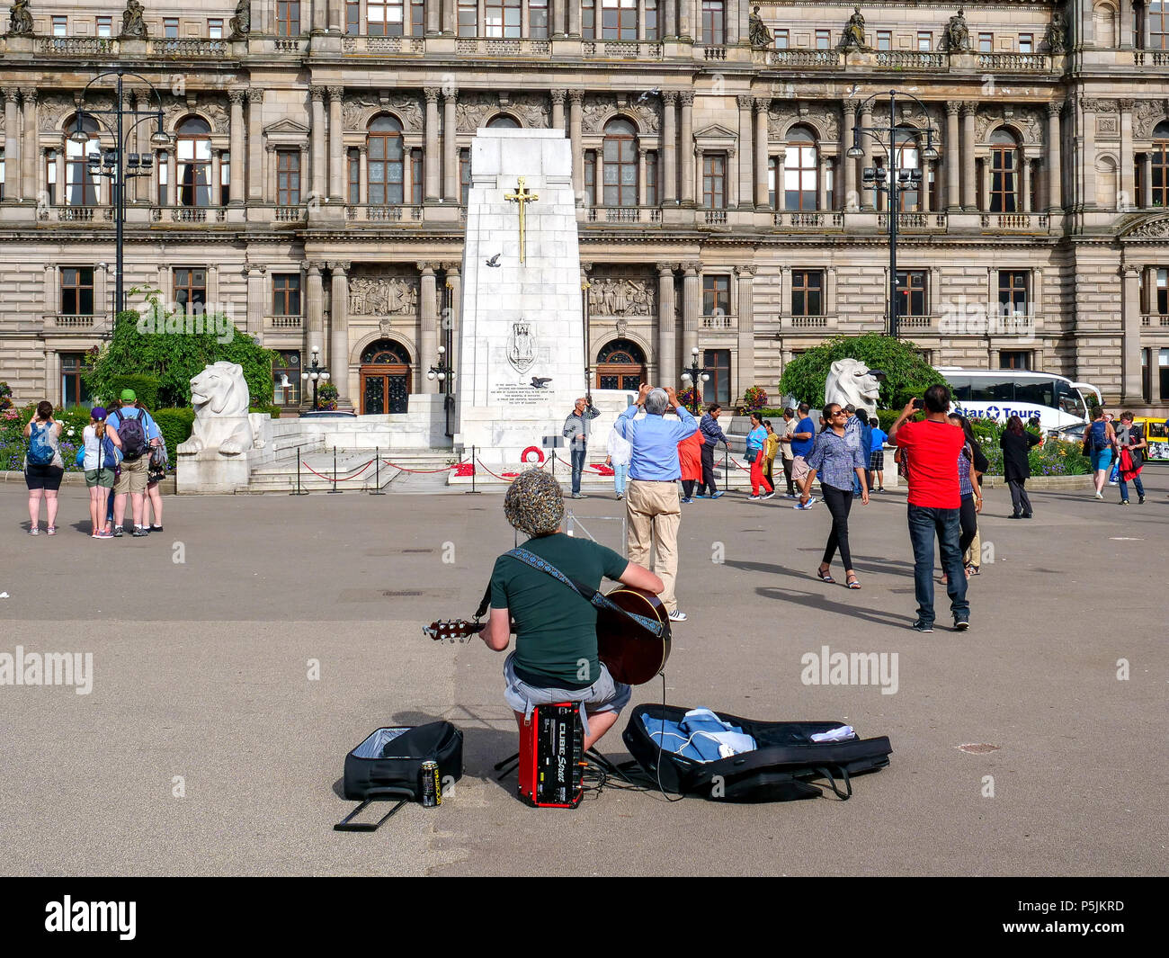 Un musicien ambulant avec le Glasgow City Chambers derrière, George Square, Glasgow, Ecosse, Royaume-Uni Banque D'Images