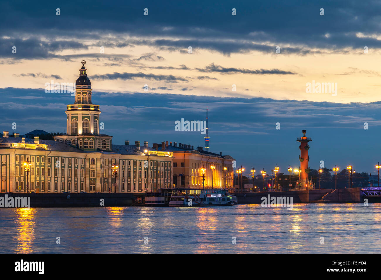 Saint Petersburg sunrise city skyline at Palace Bridge et la colonne rostrale, Saint Petersburg, Russie Banque D'Images