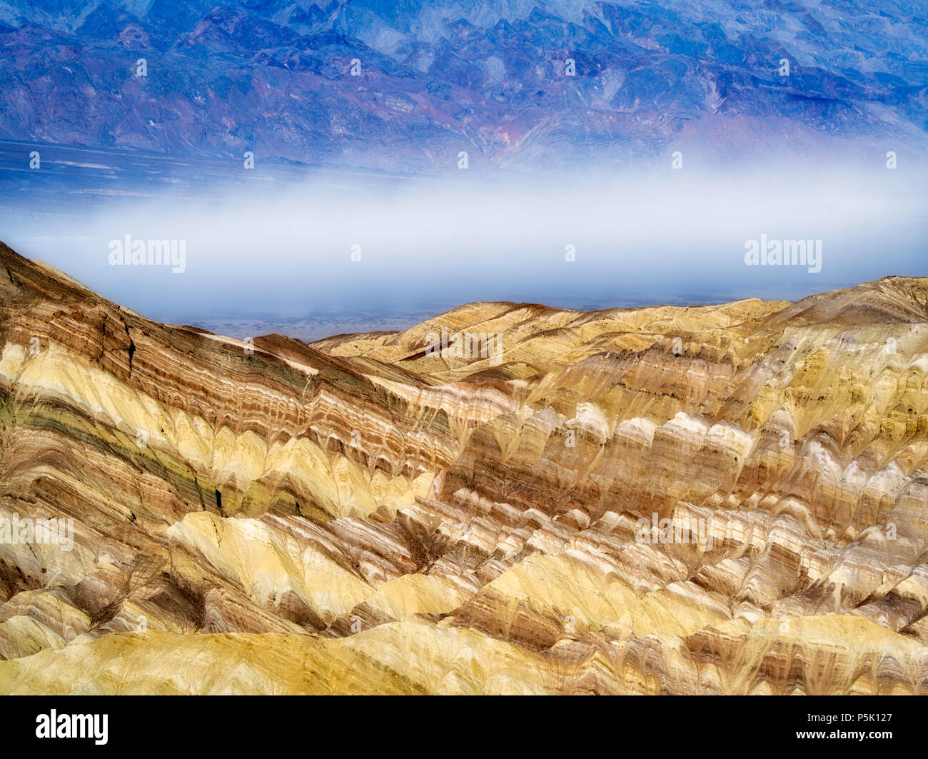 Formations rocheuses colorées andf tempête de poussière comme vu de Golden Canyon Trail. Death Valley National Park, Californie Banque D'Images