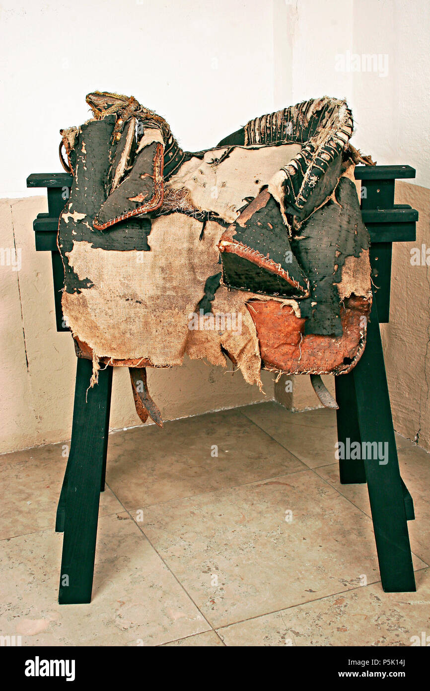 . Remarque : à des fins documentaires la description originale a été conservé. Corrections des faits et d'autres descriptions sont encouragés séparément de la description initiale. Bomsadel LRK, 7186. Bomsadel, 1650-1660. Svenska : Bomsadel stickningar sammet svart av av med tvinnad silvertråd- och guld. Rektangulära kantade fodrade kappor och med ljusbrunt läder insidan rutmönster pressat, Med. Tvådelad frambom avskurna ändar med snet ca 400 mm produites, 110 mm hög. Med Bakbom stödbommar, 610 mm produites, 100 mm hög på insidan lodräta stickningar tvinnad av med guld- och silvertråd. Sadelknapp l'upp Banque D'Images