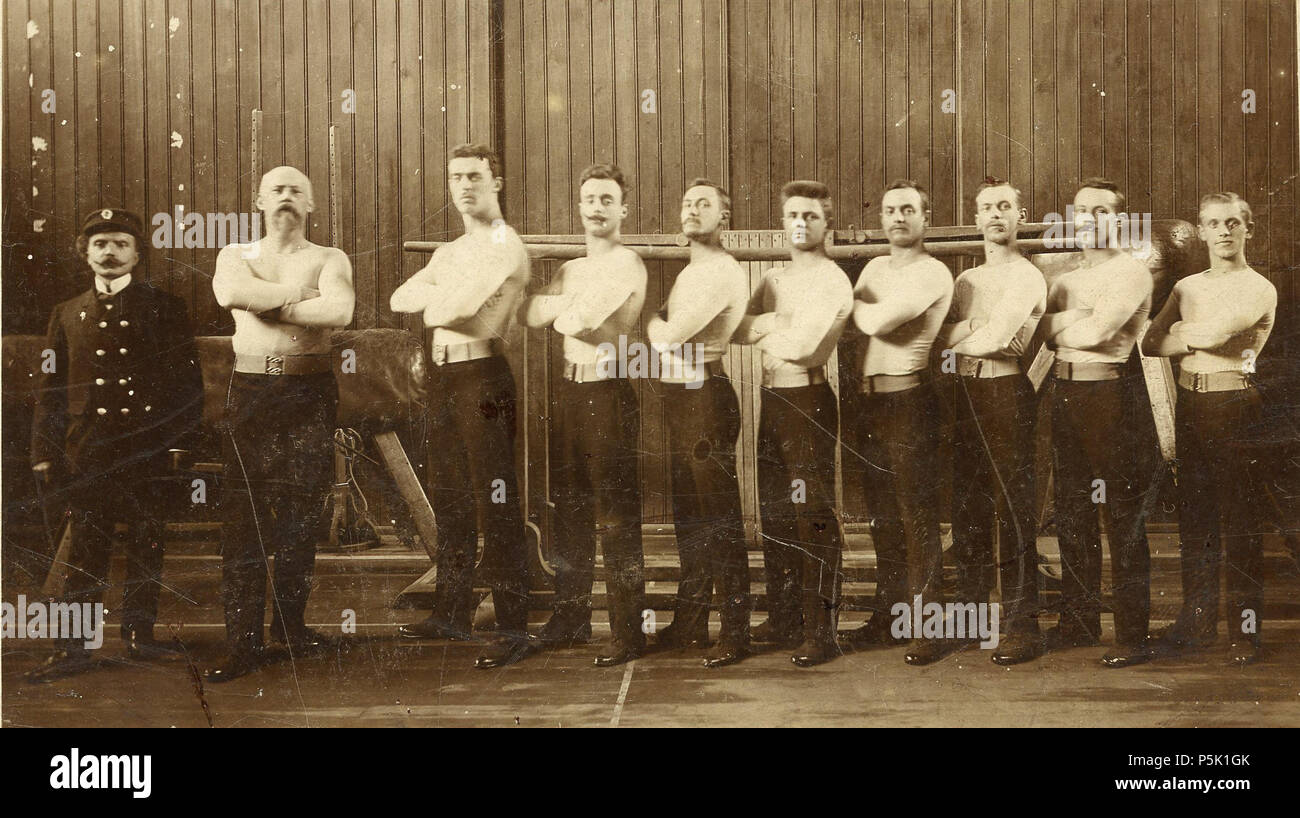 N/A. Anglais : Johan Henri Antoine Gerrit Schmitt (1881-1955) était membre de l'équipe de la gymnastique néerlandais 1905 Championnats du Monde de Gymnastique artistique qui s'est tenue à Bordeaux, France. Les concurrents étaient néerlandais J. Janssen, D. Janssen, J.H. Reder, J.J. Kieft, J.H.A.G. Schmitt (tous de Amsterdam), G.J. Douw (de Rotterdam), B. Florijn (à partir d'Utrecht) et F.J.W. D'Alkmaar (Lambert). Kieft en Reder étaient remplaçants. Chef-fe de gauche a été D. de Boer, 3e à partir de la gauche est J.H.A.G. Schmitt, 4e à partir de la gauche est Ferdinand Jan Willem Lambert. 1905. 32 Inconnu 1905 gymnaste artistique mondiale Banque D'Images