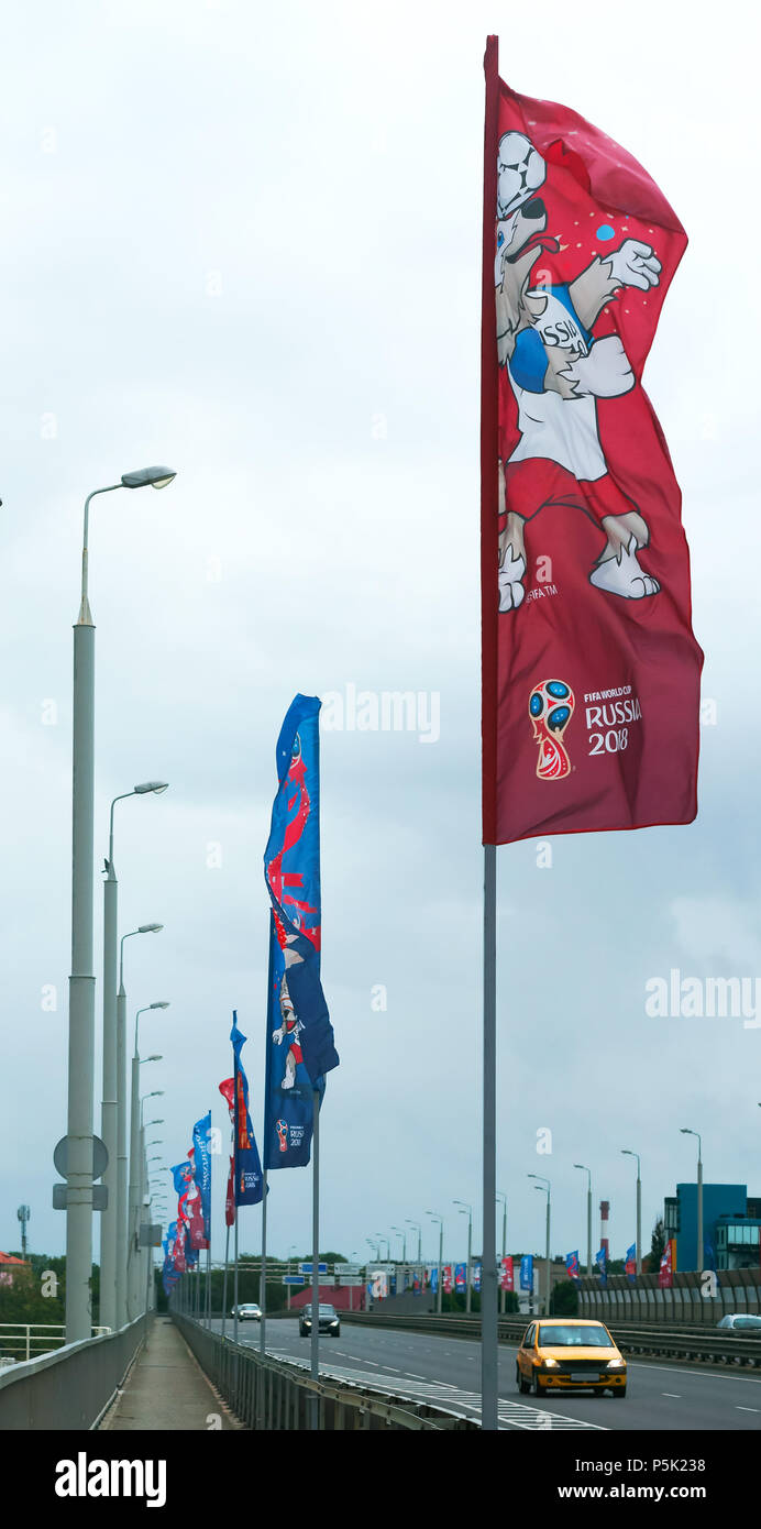 Kaliningrad, Russie, 23 juin 2018. Drapeaux dans la rue. Coupe du monde. Banque D'Images