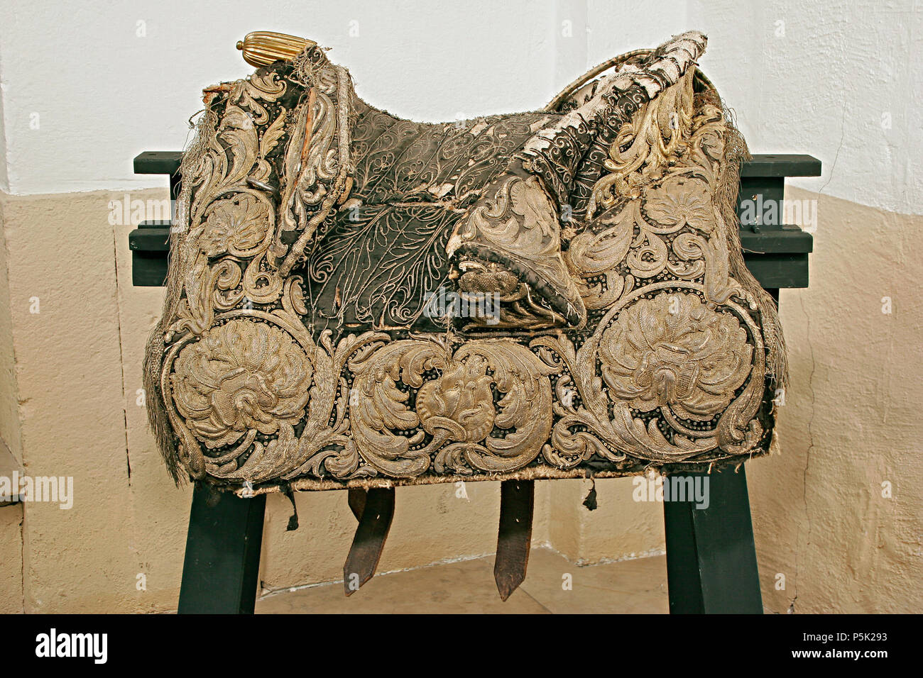 . Remarque : à des fins documentaires la description originale a été conservé. Corrections des faits et d'autres descriptions sont encouragés séparément de la description initiale. Bomsadel LRK, 9012. Bomsadel, Sverige, 1650-tal, tillhört Karl X Gustav. Svenska : Sadel klädd yttäckande med svart och sammet av blommor broderi rankor och med- ochsilvertråd guld. Med fodrade Rektangulära kappor, brunt läder kantade silverfrans.och med Tvådelad frambom, ca 440 mm produites, 85 mm hög med avskurna ändar, snet. Bakbommed stödbommarca 585 mm 120 mm produites och hög. Sitsen bommarnas insidor stickni och med Banque D'Images