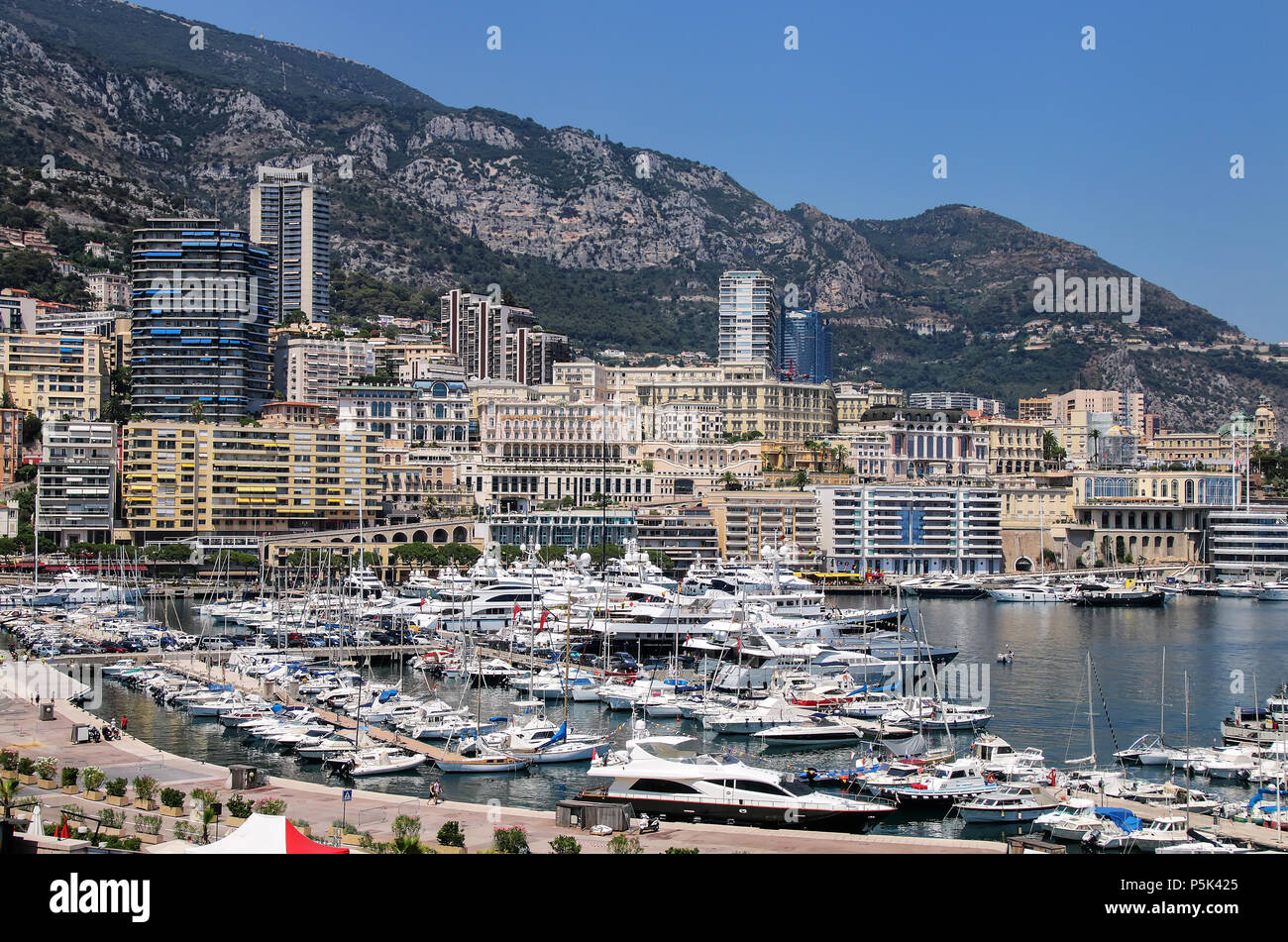 Vue sur la Condamine ward et le Port Hercule à Monaco. Hercule port est le seul port en eau profonde à Monaco Banque D'Images