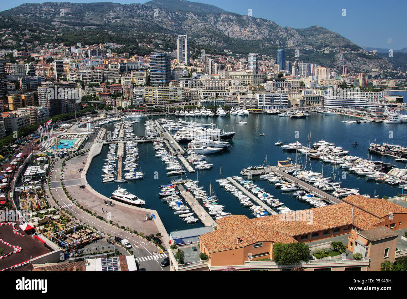 Vue sur la Condamine ward et le Port Hercule à Monaco. Hercule port est le seul port en eau profonde à Monaco Banque D'Images