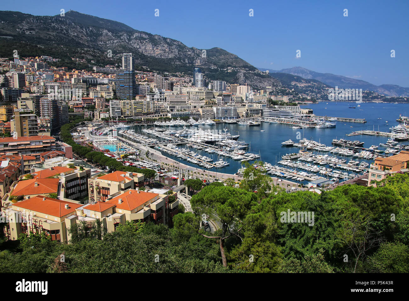 Vue sur la Condamine ward et le Port Hercule à Monaco. Hercule port est le seul port en eau profonde à Monaco Banque D'Images