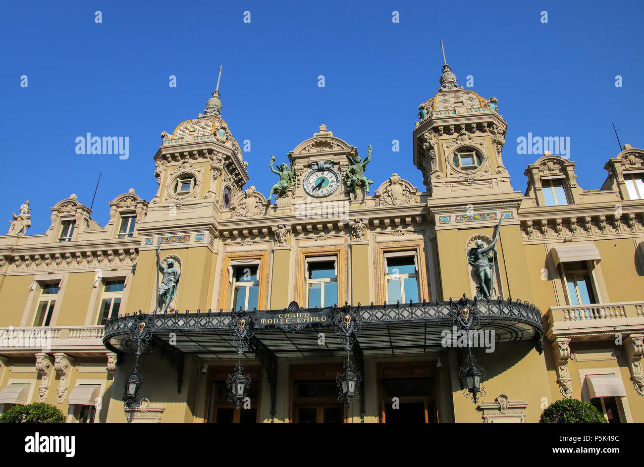 Entrée principale du Casino de Monte Carlo à Monaco. Casino de Monte Carlo est un complexe de divertissement et de jeu. Banque D'Images