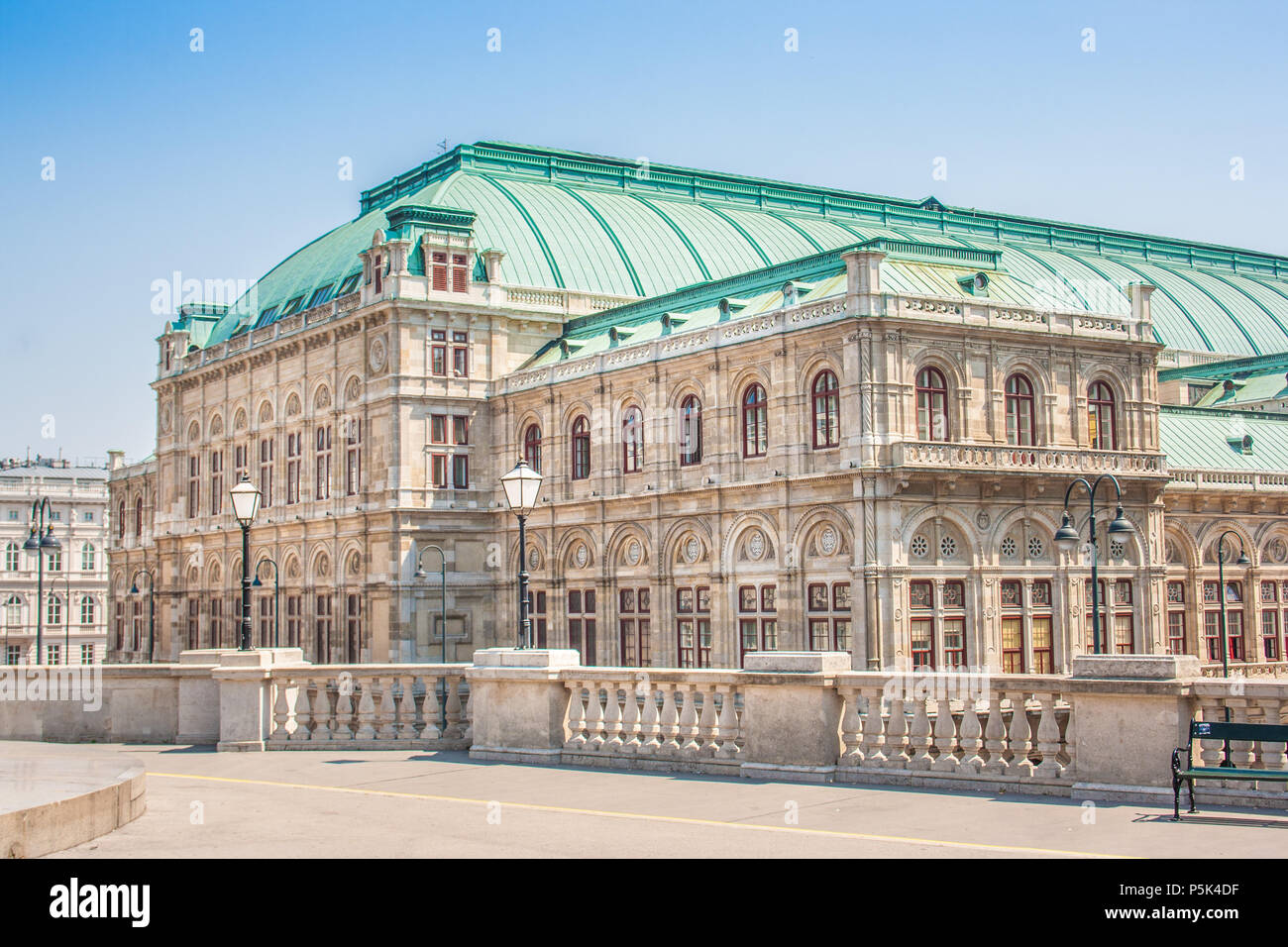 Belle vue de Wiener Staatsoper (Opéra d'État de Vienne) à Vienne, Autriche Banque D'Images