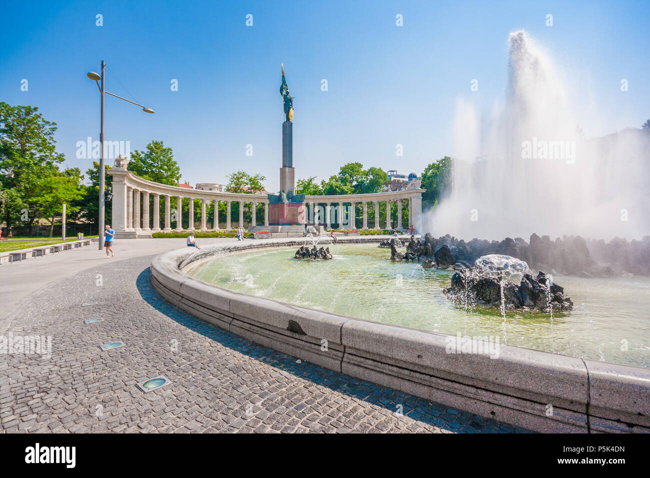 Belle vue de la célèbre fontaine de Hochstrahlbrunnen sur une journée ensoleillée avec ciel bleu en été, Vienne, Autriche Banque D'Images