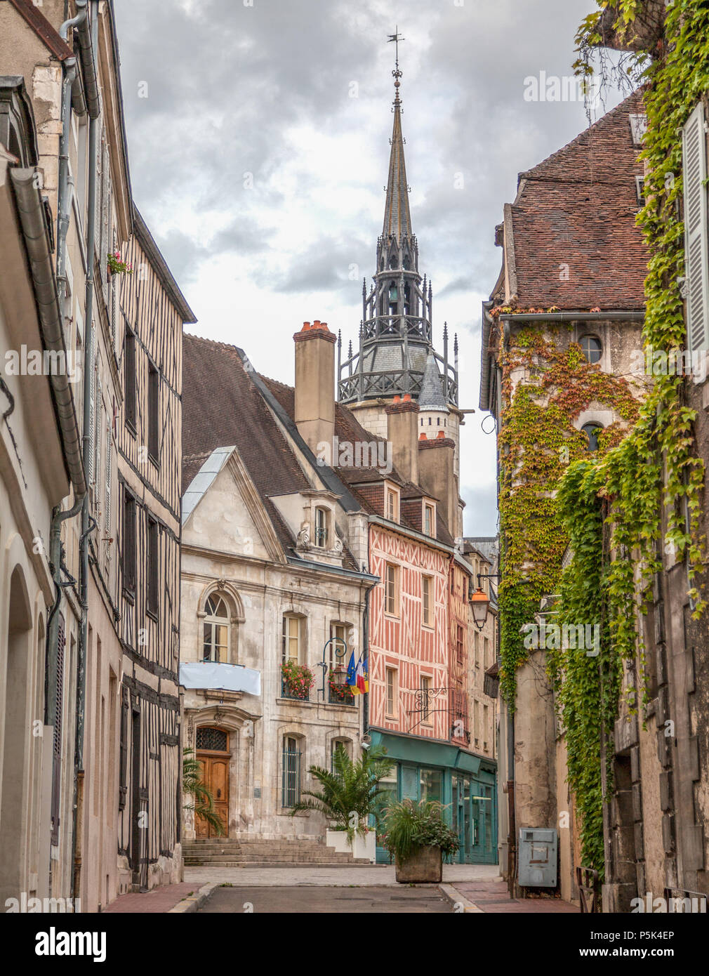 Belle vue sur la ville historique d'Auxerre, Bourgogne, France Banque D'Images