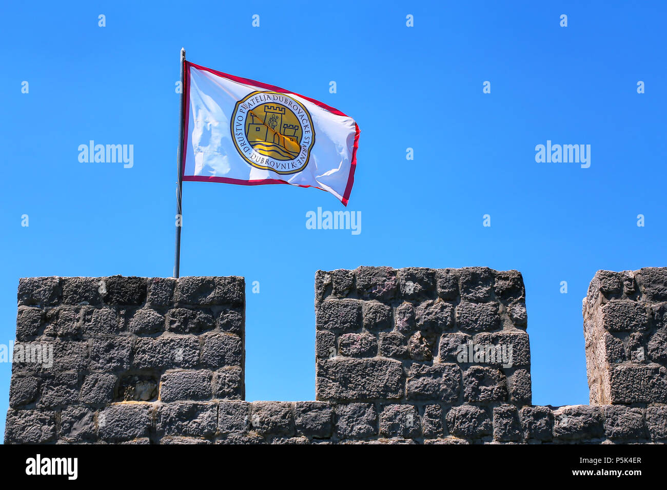 Société des amis de Dubrovnik sur le drapeau haut de mur de défense, la ville de Ston, Croatie. Ston est un fort de la République de Raguse Banque D'Images