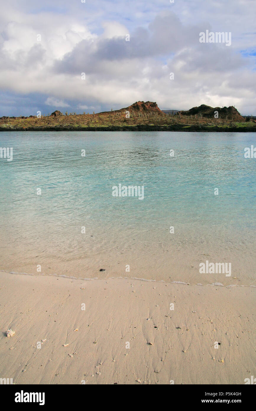 L'île de Santiago vu de la plage de chapeau chinois dans l'île Parc National des Galapagos, Equateur. Banque D'Images