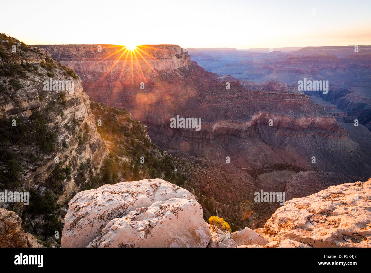 Vue panoramique du célèbre Grand Canyon dans la belle lumière du soir d'or au coucher du soleil en été, le Parc National du Grand Canyon, Arizona, USA Banque D'Images