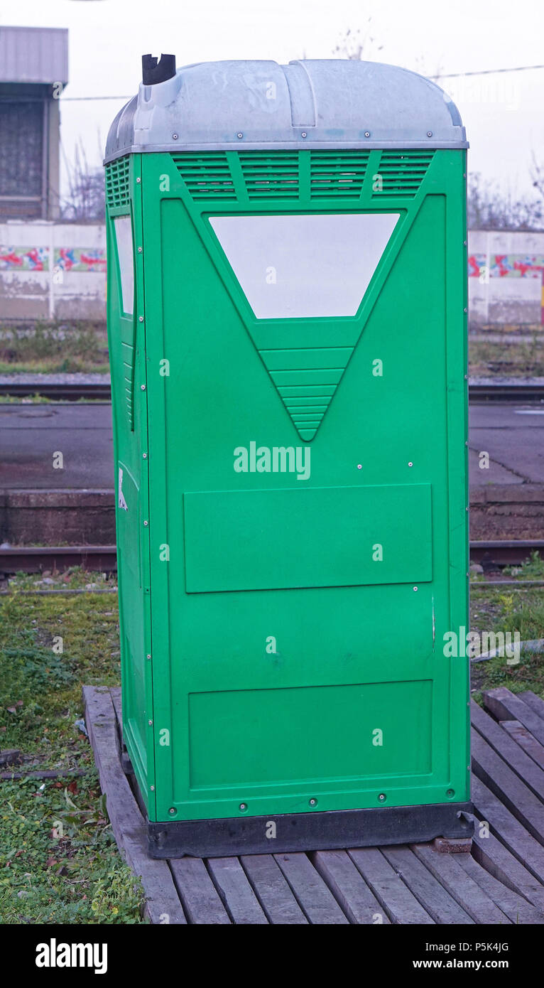 Cabine des toilettes vert portable temporaire Banque D'Images