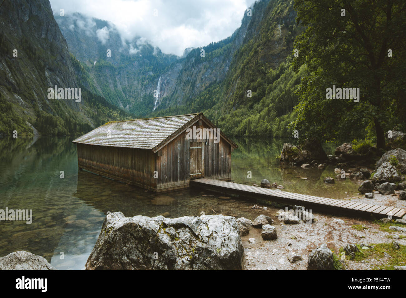 Vue panoramique sur la vieille maison traditionnelle bateau en bois au pittoresque Lac Obersee, sur une belle journée avec ciel bleu et nuages en été, Bavière, Allemagne Banque D'Images