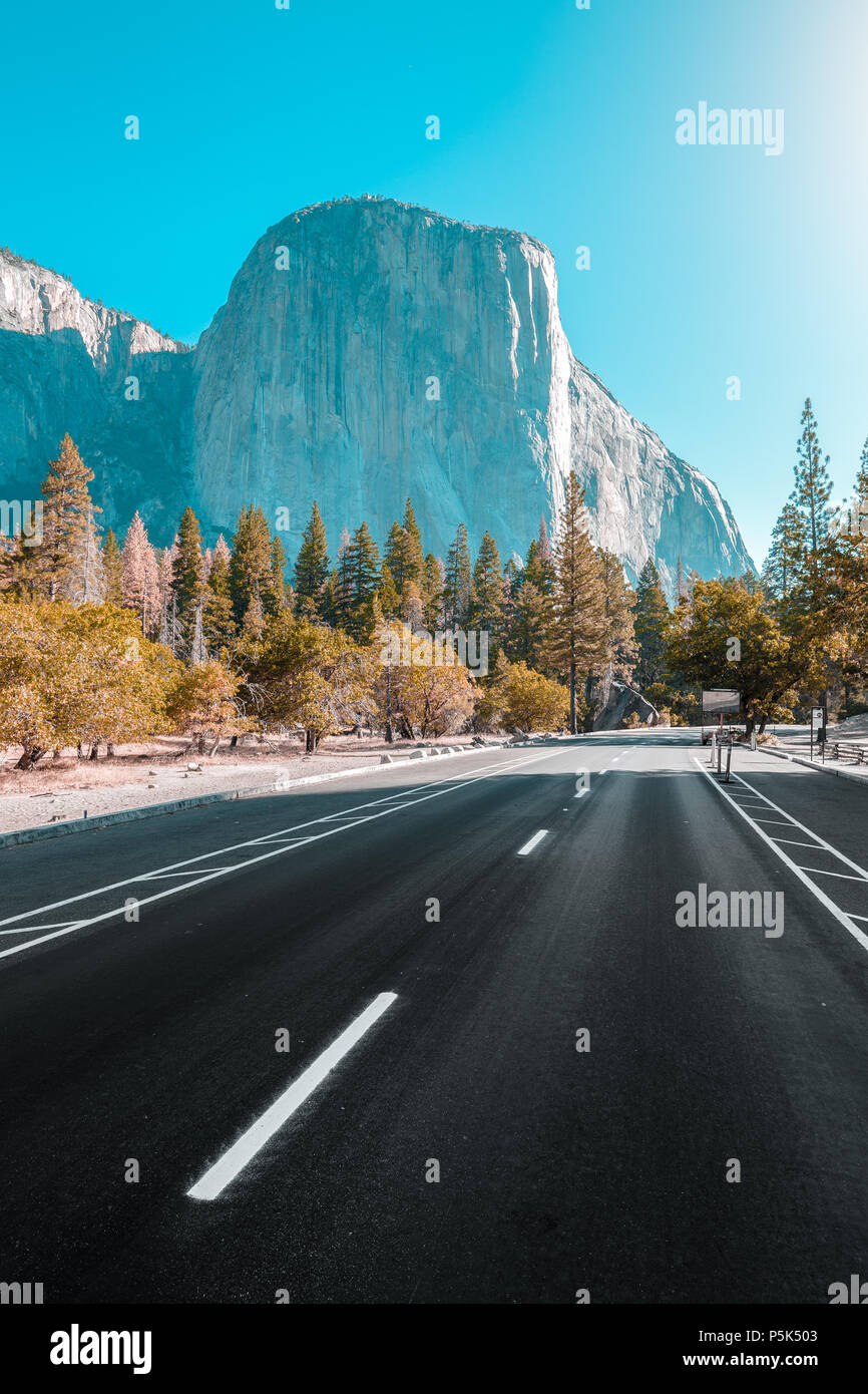 El Capitan célèbre pic de montagne avec route qui traverse la vallée Yosemite dans la belle lumière du matin d'or au lever du soleil en été, California, USA Banque D'Images