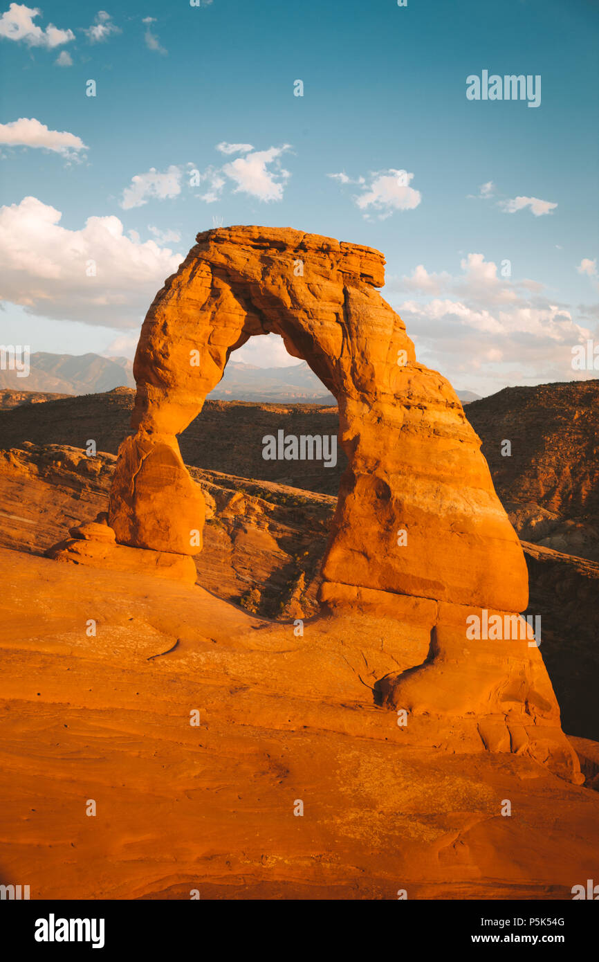 Vue panoramique de classique célèbre Delicate Arch, le symbole de l'Utah et une attraction touristique pittoresque populaire, dans la belle lumière du soir au coucher du soleil d'or Banque D'Images