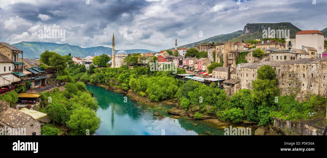 Vue panoramique vue aérienne de la ville historique de Mostar avec célèbre Vieux pont (Stari Most), site du patrimoine mondial de l'UNESCO depuis 2005, un jour de pluie avec Banque D'Images