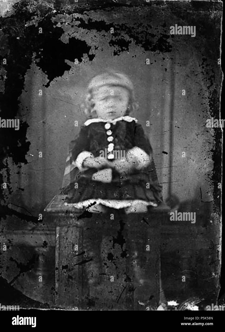 [Un enfant] [GRAPHIC].. 1 : négatif, verre au collodion humide, n&b ; 10,5 x 7,5 cm. vers 1875. Thomas, John, un enfant assis 42 ANL3364776 Banque D'Images