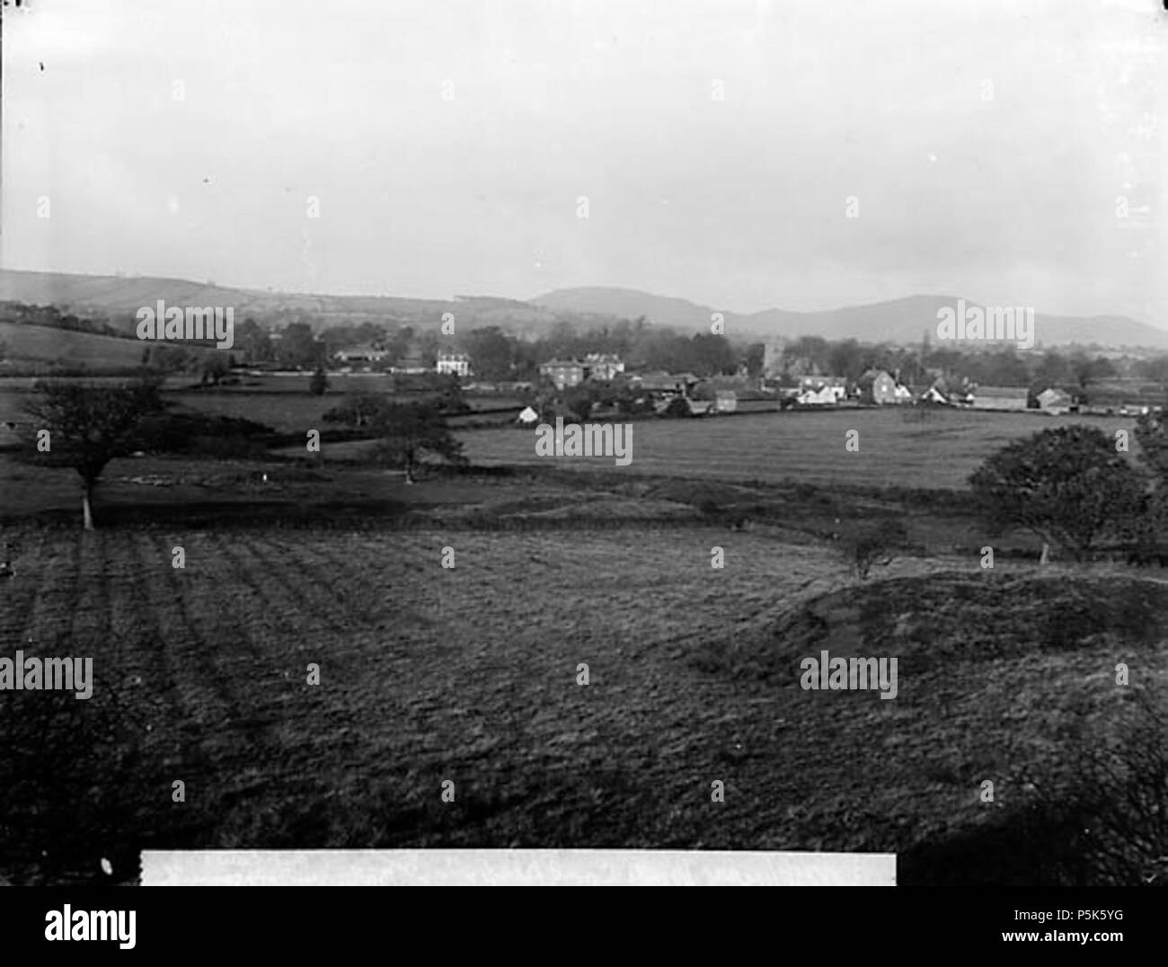 [Vue de Westbury (Salop) de tas de charbon] [GRAPHIC].. 1 : négatif verre, plaque sèche, n&b ; 16,5 x 21,5 cm. vers 1885. Thomas, John, 47 Une vue de Westbury (Salop) de tas de charbon ANL3361569 Banque D'Images