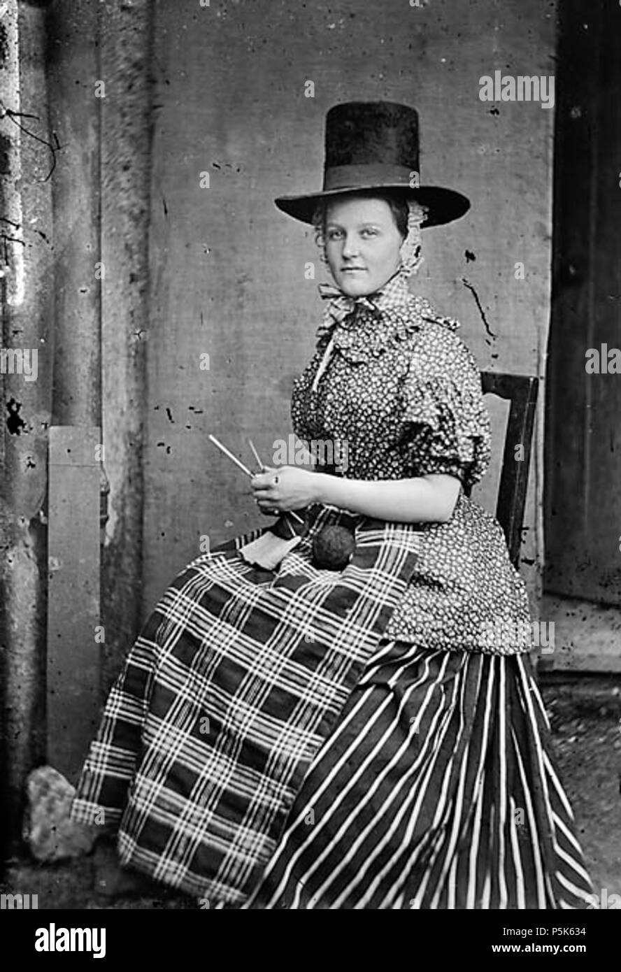 [Une femme en costume national knitting] [GRAPHIC].. 1 : négatif, verre au collodion humide, n&b ; 11 x 16,5 cm. vers 1875. Thomas, John, 48 une femme en costume national knitting ANL3363110 Banque D'Images