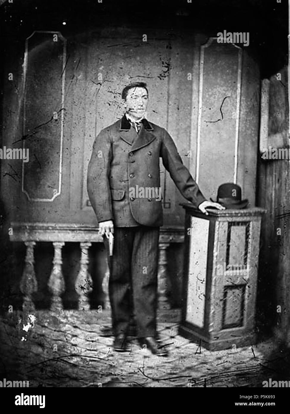 [Un jeune homme debout et tenant un livre] [GRAPHIC].. 1 : négatif, verre au collodion humide, n&b ; 11 x 8,5 cm. vers 1875. Thomas, John, 48 Un jeune homme debout et tenant un livre ANL3364883 Banque D'Images