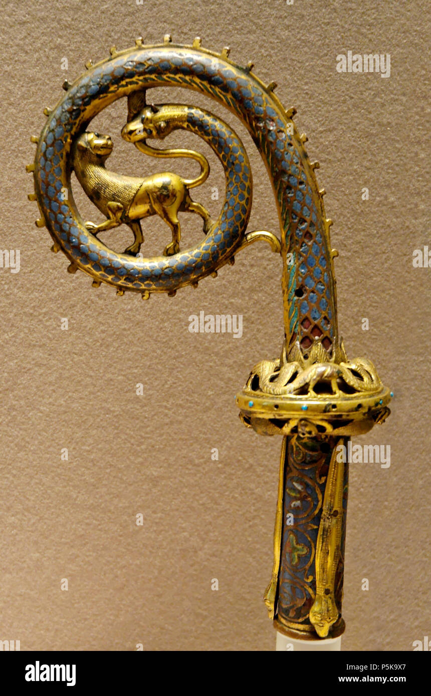 N/A. Anglais : Crozier avec serpent et lion. Émail Champlevé sur cuivre doré, ca. 1200 (Limoges, Limousin, France). English : Crosseron au lion et au serpent. Émail champlevé sur cuivre doré, c. 1200 (Limoges, Limousin, France). . Vers 1200. N/A 392 Crozier lion serpent Louvre OA7287 Banque D'Images