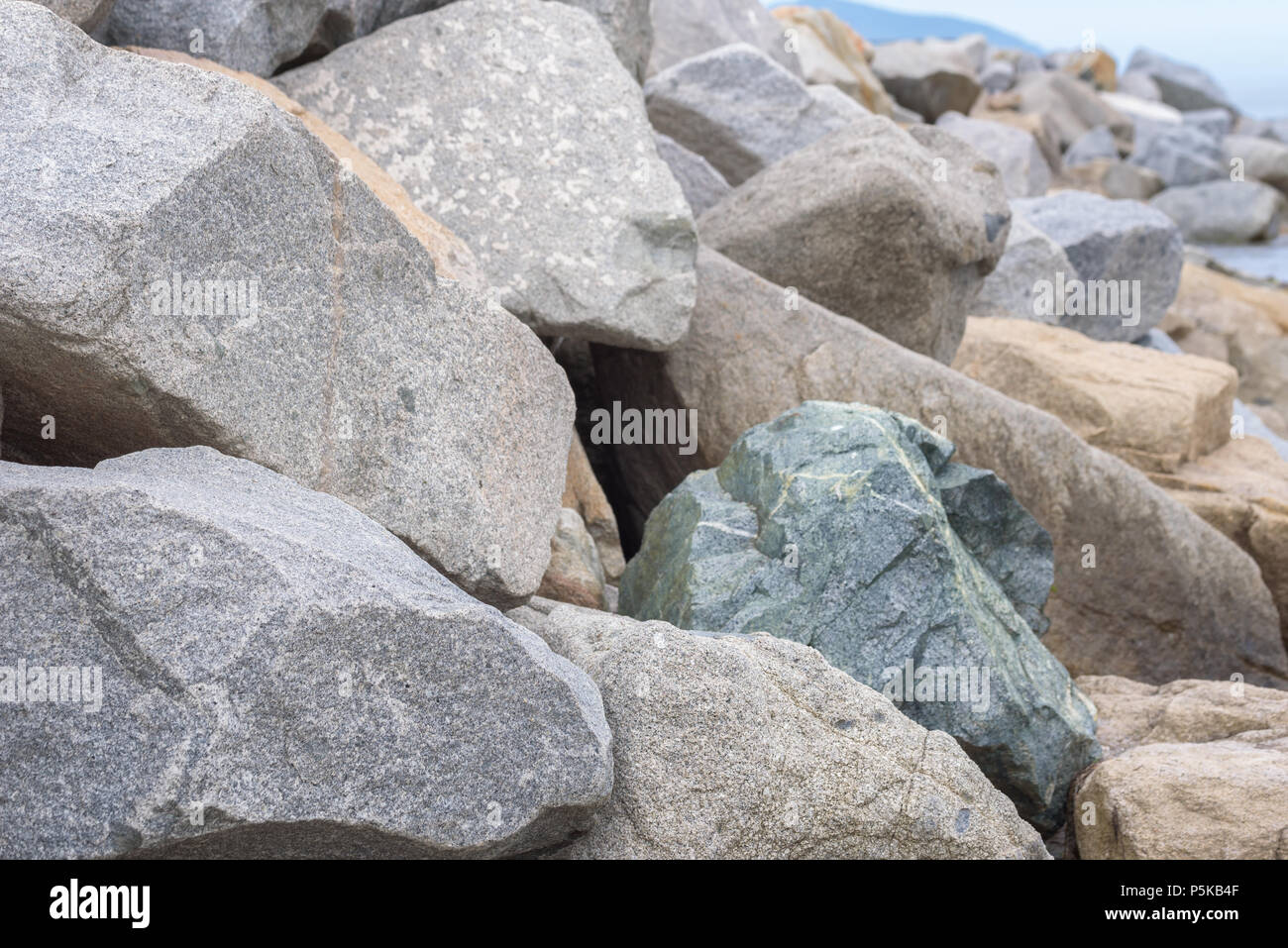 Tas de cailloux et de rochers. Tas avec des grosses pierres Banque D'Images