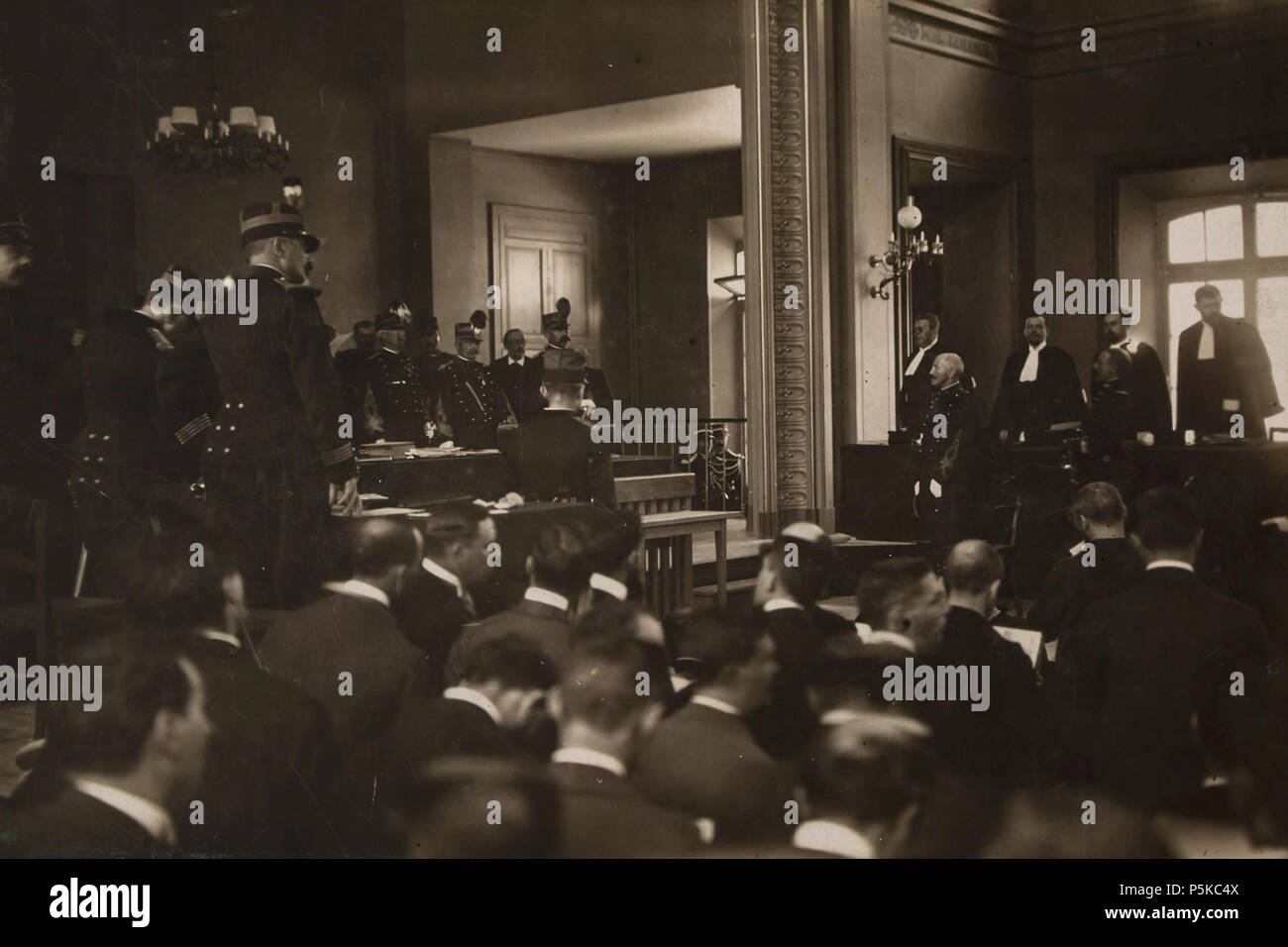 N/A. Anglais : La lecture de la phrase d'audience photographie d'Alfred Dreyfus' de réhabilitation avant de la Cour de cassation le 12 juillet 1906. Contemporary argentique ; signée et titrée sur recto. Taille originale 18,6 × 27,2 cm . 12 juillet 1906. La valériane Gribayedoff (1858-1908) 83 1906 réhabilitation d'Alfred Dreyfus Banque D'Images
