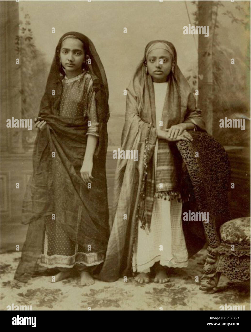 N/A. Anglais : Albumen photo de deux filles de Bombay. 1870. Inconnu 77 Albumen photo de deux filles de Bombay en 1870 Banque D'Images