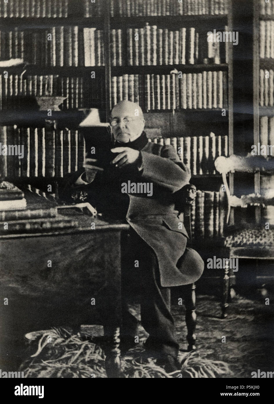 Andrés Bello de espaldas leyendo 100 en un escritorio Banque D'Images