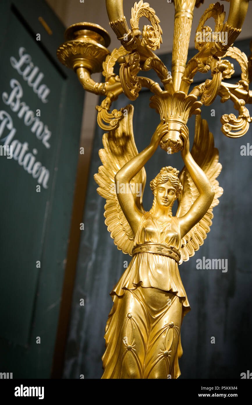 Inv.nr : Gr.LII:I.B.b.1. 244 Brännförgyllda. Bordsplatå. Bordsdekoration. Närbild med lådor - Hallwylska museet - 86280 Banque D'Images