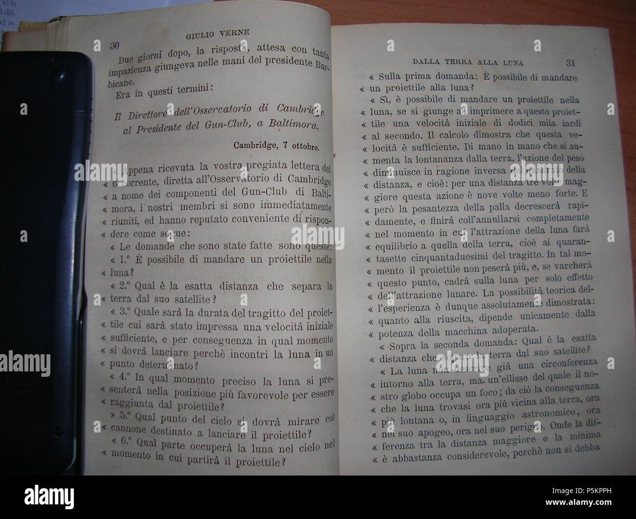 N/A. Photo du livre 'Dalla Terra Alla Luna', imprimé en 1880. 1865. Jules Verne (1828-1905) Noms alternatifs Jules Gabriel Verne écrivain français Description Date de naissance/Décès 8 Février 1828 24 mars 1905 Lieu de naissance/décès Nantes Amiens période de travail 1850- Contrôle d'autorité : Q33977 VIAF:76323989 ISNI:0000 0001 2140 0562 ULAN:500253402 RCAC:n:NLA79064013 35580378 407 WorldCat Dalla Terra alla Luna pag. 30-31 Banque D'Images