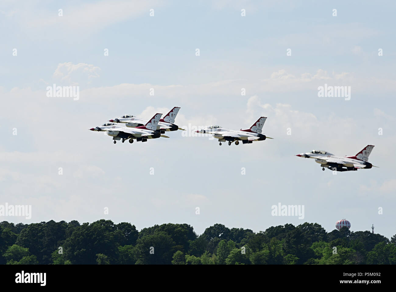 Présenter les aviateurs Creech MQ-9 Reaper à Langley Air Force Base, en Virginie de l'Airpower 2018 plus de Hampton Roads, air show, les 19 et 20 mai 2018. La maintenance des aéronefs pilotés à distance, l'équipage et du personnel de soutien, apporter le MQ-9 de spectacles aériens à travers le pays pour permettre au public de voir de plus près le moissonneur et les aviateurs qui l'appuient. (U.S. Air Force Photo par un membre de la 1re classe Haley Stevens) Banque D'Images