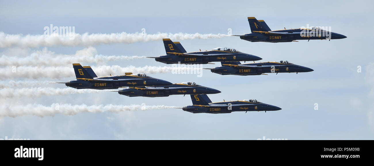 180623-N-UK306-1537 Dayton, Ohio (23 juin 2018)- L'escadron de démonstration en vol de la Marine américaine, les Blue Angels, effectuer au cours de l'Vectren Spectacle aérien de Dayton de Dayton, Ohio. Les Anges bleus sont tenues de remplir plus de 60 manifestations à plus de 30 endroits à travers les États-Unis et le Canada en 2018. (U.S. Photo par marine Spécialiste de la communication de masse 2e classe Timothy Schumaker/libérés) Banque D'Images