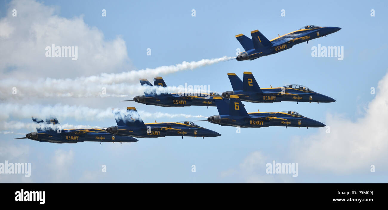 180623-N-UK306-1548 Dayton, Ohio (23 juin 2018)- L'escadron de démonstration en vol de la Marine américaine, les Blue Angels, effectuer au cours de l'Vectren Spectacle aérien de Dayton de Dayton, Ohio. Les Anges bleus sont tenues de remplir plus de 60 manifestations à plus de 30 endroits à travers les États-Unis et le Canada en 2018. (U.S. Photo par marine Spécialiste de la communication de masse 2e classe Timothy Schumaker/libérés) Banque D'Images