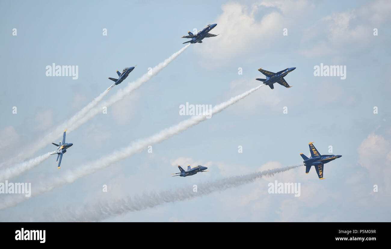 180623-N-UK306-1503 Dayton, Ohio (23 juin 2018)- L'escadron de démonstration en vol de la Marine américaine, les Blue Angels, effectuer au cours de l'Vectren Spectacle aérien de Dayton de Dayton, Ohio. Les Anges bleus sont tenues de remplir plus de 60 manifestations à plus de 30 endroits à travers les États-Unis et le Canada en 2018. (U.S. Photo par marine Spécialiste de la communication de masse 2e classe Timothy Schumaker/libérés) Banque D'Images