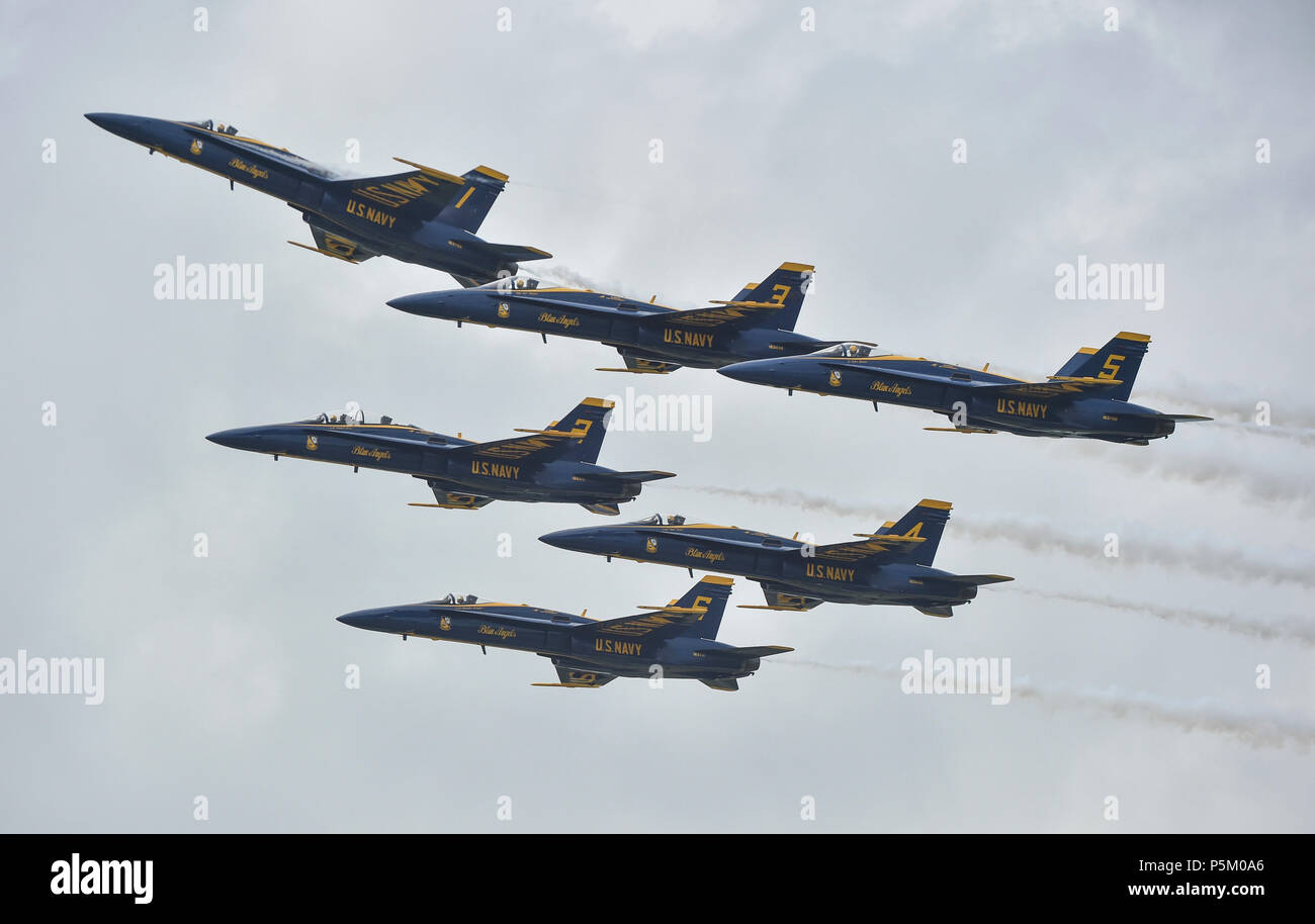 180623-N-UK306-1447 Dayton, Ohio (23 juin 2018)- L'escadron de démonstration en vol de la Marine américaine, les Blue Angels, effectuer au cours de l'Vectren Spectacle aérien de Dayton de Dayton, Ohio. Les Anges bleus sont tenues de remplir plus de 60 manifestations à plus de 30 endroits à travers les États-Unis et le Canada en 2018. (U.S. Photo par marine Spécialiste de la communication de masse 2e classe Timothy Schumaker/libérés) Banque D'Images