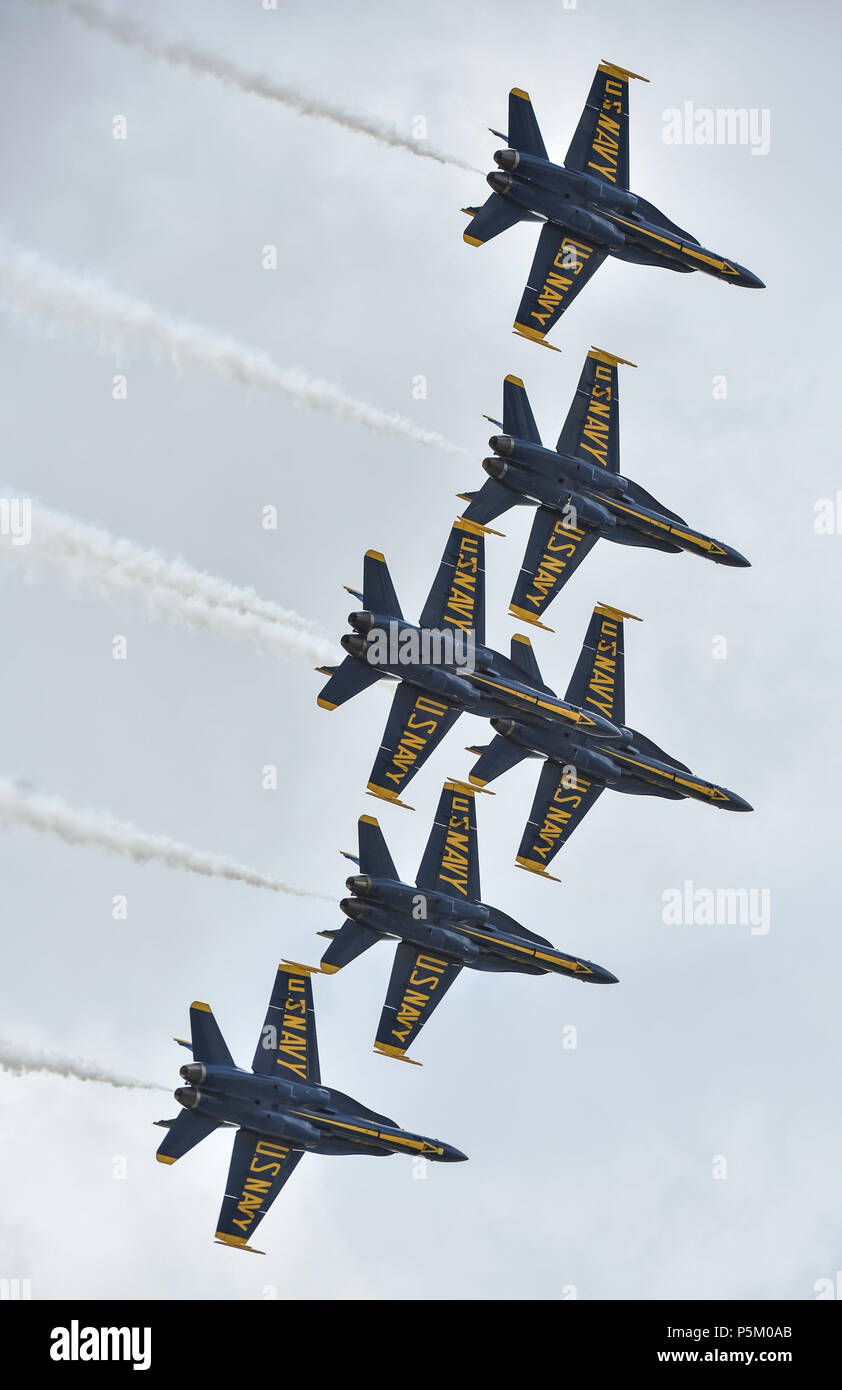 180623-N-UK306-1421 Dayton, Ohio (23 juin 2018)- L'escadron de démonstration en vol de la Marine américaine, les Blue Angels, effectuer au cours de l'Vectren Spectacle aérien de Dayton de Dayton, Ohio. Les Anges bleus sont tenues de remplir plus de 60 manifestations à plus de 30 endroits à travers les États-Unis et le Canada en 2018. (U.S. Photo par marine Spécialiste de la communication de masse 2e classe Timothy Schumaker/libérés) Banque D'Images
