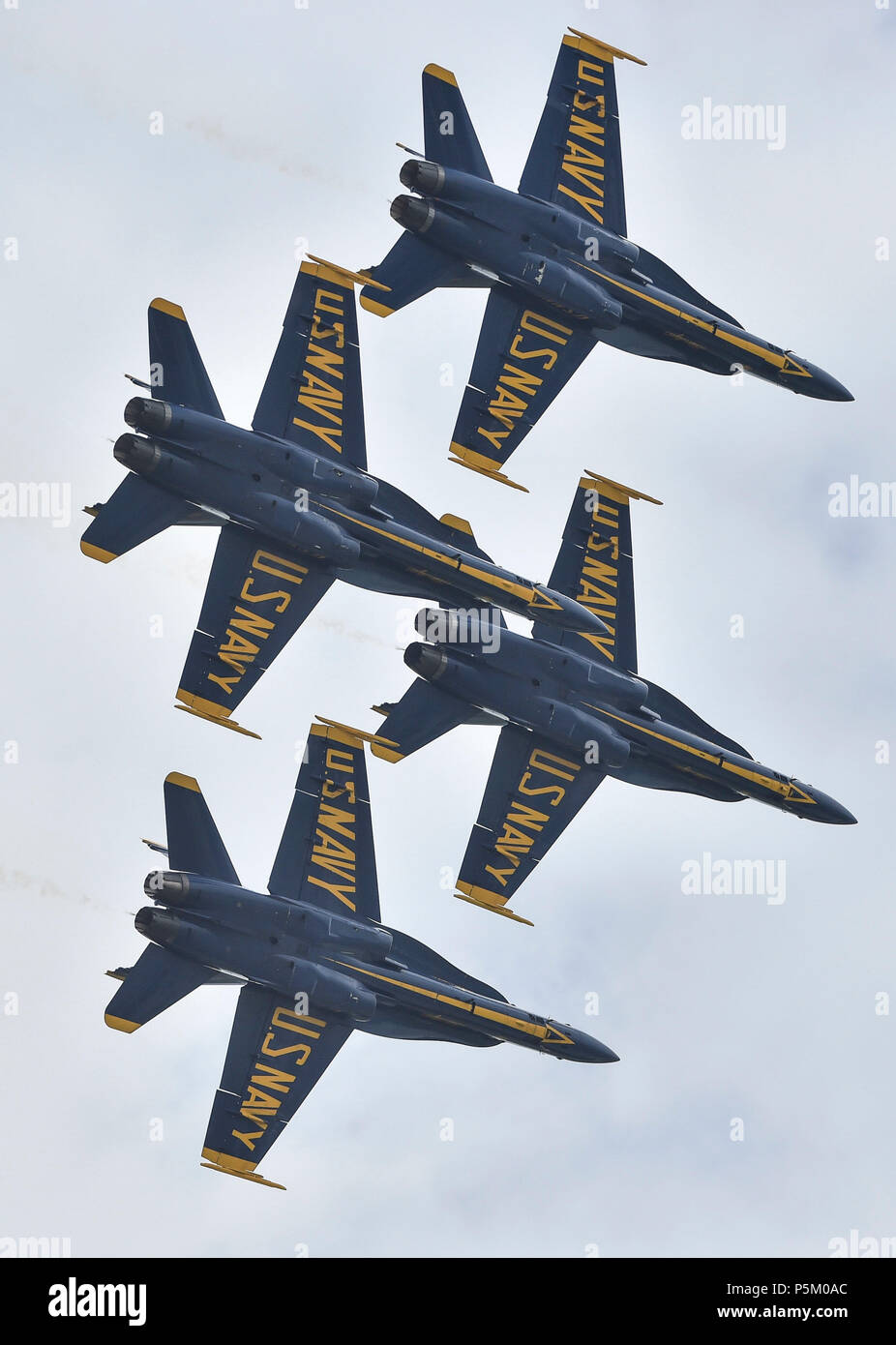 180623-N-UK306-1373 Dayton, Ohio (23 juin 2018)- L'escadron de démonstration en vol de la Marine américaine, les Blue Angels, effectuer au cours de l'Vectren Spectacle aérien de Dayton de Dayton, Ohio. Les Anges bleus sont tenues de remplir plus de 60 manifestations à plus de 30 endroits à travers les États-Unis et le Canada en 2018. (U.S. Photo par marine Spécialiste de la communication de masse 2e classe Timothy Schumaker/libérés) Banque D'Images