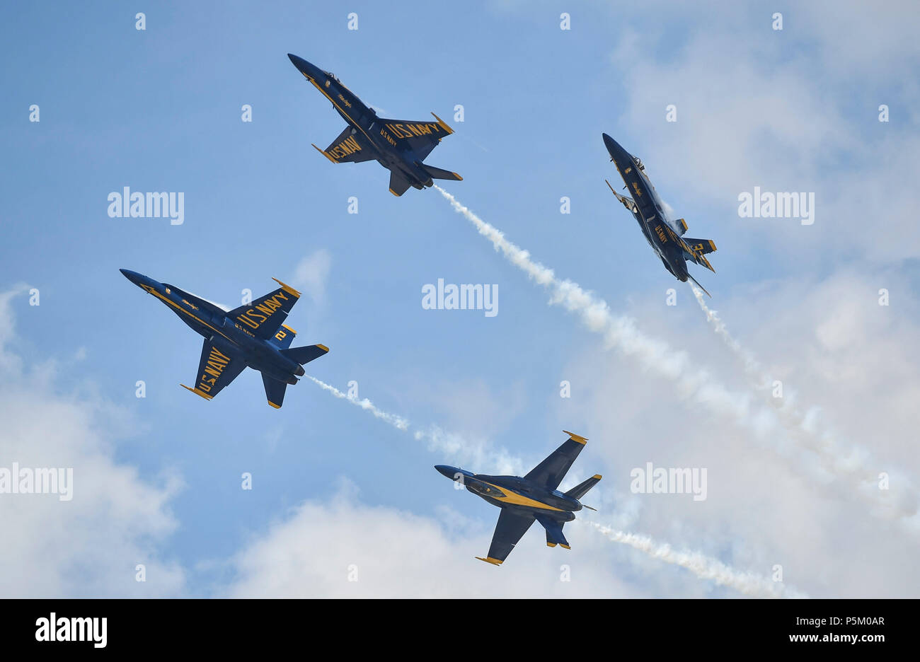 180623-N-UK306-1334 Dayton, Ohio (23 juin 2018)- L'escadron de démonstration en vol de la Marine américaine, les Blue Angels, effectuer au cours de l'Vectren Spectacle aérien de Dayton de Dayton, Ohio. Les Anges bleus sont tenues de remplir plus de 60 manifestations à plus de 30 endroits à travers les États-Unis et le Canada en 2018. (U.S. Photo par marine Spécialiste de la communication de masse 2e classe Timothy Schumaker/libérés) Banque D'Images
