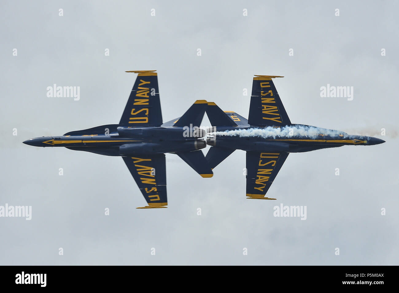 180623-N-UK306-1286 Dayton, Ohio (23 juin 2018)- L'escadron de démonstration en vol de la Marine américaine, les Blue Angels, effectuer au cours de l'Vectren Spectacle aérien de Dayton de Dayton, Ohio. Les Anges bleus sont tenues de remplir plus de 60 manifestations à plus de 30 endroits à travers les États-Unis et le Canada en 2018. (U.S. Photo par marine Spécialiste de la communication de masse 2e classe Timothy Schumaker/libérés) Banque D'Images