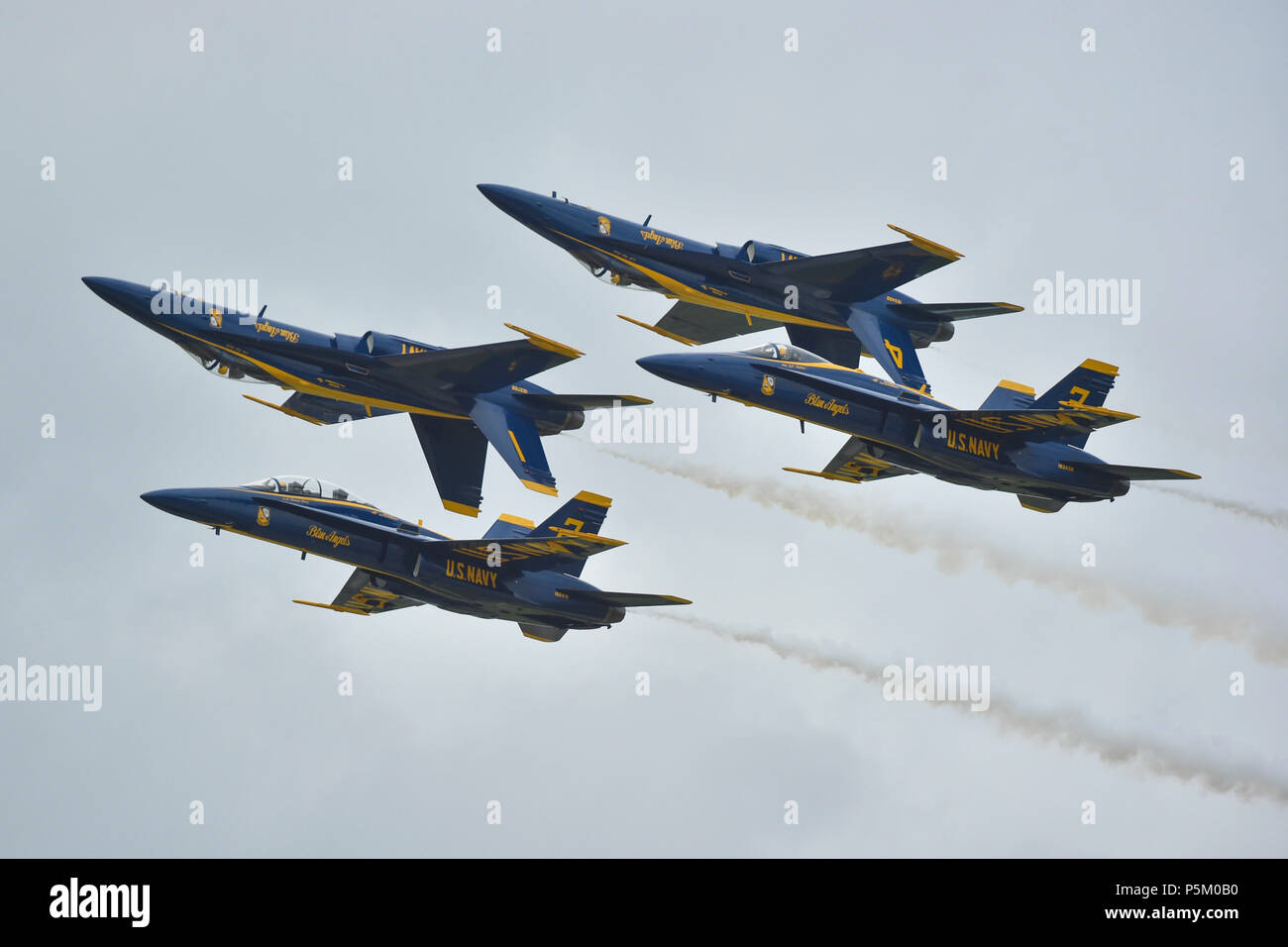 180623-N-UK306-1259 Dayton, Ohio (23 juin 2018)- L'escadron de démonstration en vol de la Marine américaine, les Blue Angels, effectuer au cours de l'Vectren Spectacle aérien de Dayton de Dayton, Ohio. Les Anges bleus sont tenues de remplir plus de 60 manifestations à plus de 30 endroits à travers les États-Unis et le Canada en 2018. (U.S. Photo par marine Spécialiste de la communication de masse 2e classe Timothy Schumaker/libérés) Banque D'Images