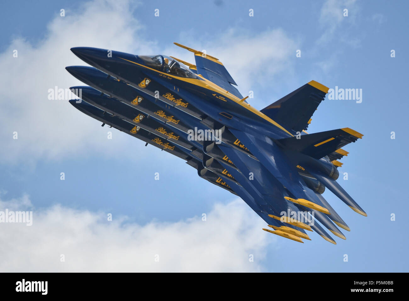 180623-N-UK306-1167 Dayton, Ohio (23 juin 2018)- L'escadron de démonstration en vol de la Marine américaine, les Blue Angels, effectuer au cours de l'Vectren Spectacle aérien de Dayton de Dayton, Ohio. Les Anges bleus sont tenues de remplir plus de 60 manifestations à plus de 30 endroits à travers les États-Unis et le Canada en 2018. (U.S. Photo par marine Spécialiste de la communication de masse 2e classe Timothy Schumaker/libérés) Banque D'Images