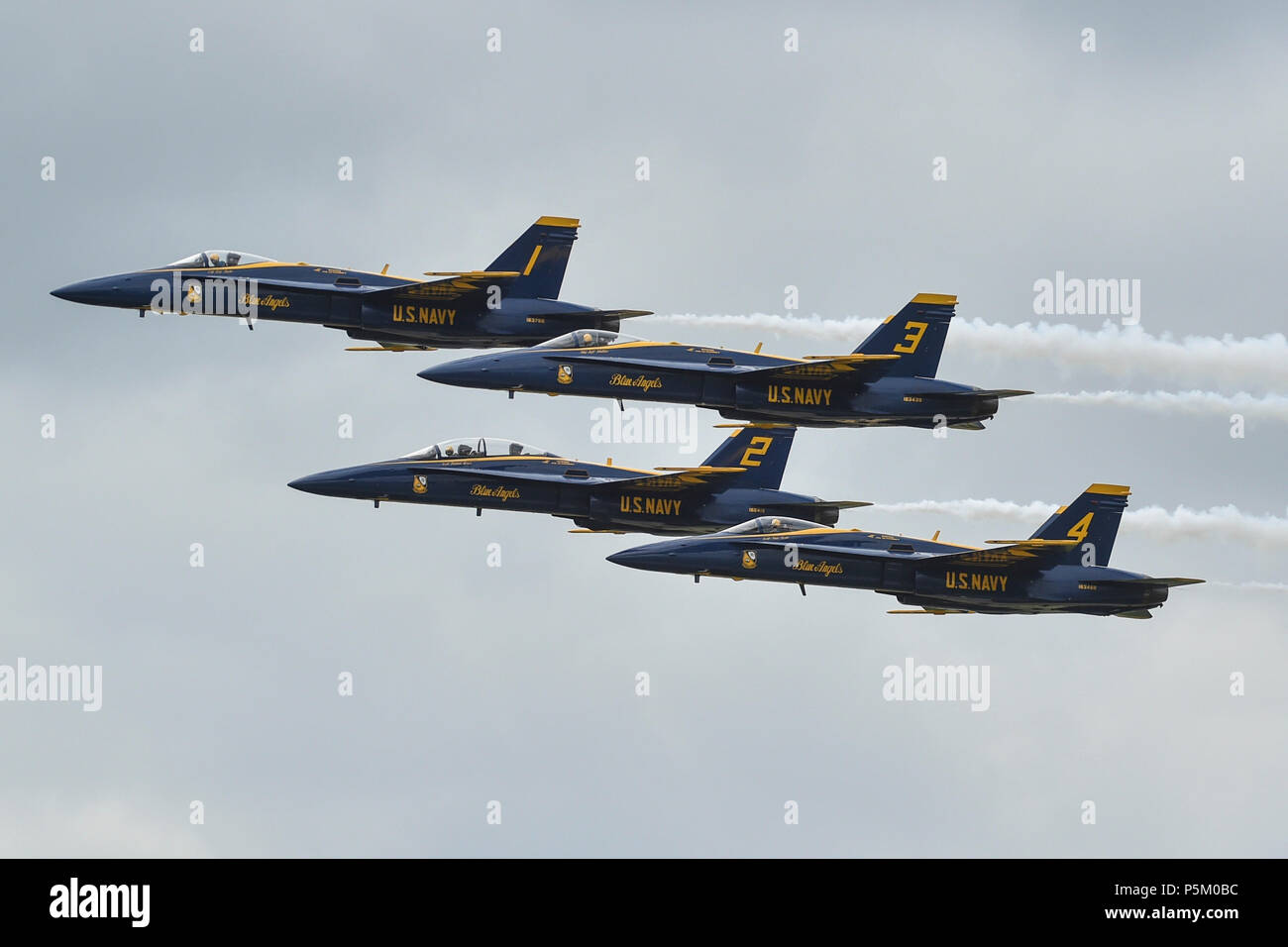 180623-N-UK306-1192 Dayton, Ohio (23 juin 2018)- L'escadron de démonstration en vol de la Marine américaine, les Blue Angels, effectuer au cours de l'Vectren Spectacle aérien de Dayton de Dayton, Ohio. Les Anges bleus sont tenues de remplir plus de 60 manifestations à plus de 30 endroits à travers les États-Unis et le Canada en 2018. (U.S. Photo par marine Spécialiste de la communication de masse 2e classe Timothy Schumaker/libérés) Banque D'Images