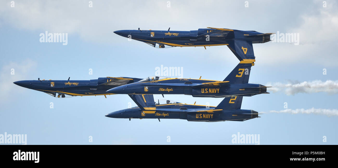 180623-N-UK306-1138 Dayton, Ohio (23 juin 2018)- L'escadron de démonstration en vol de la Marine américaine, les Blue Angels, effectuer au cours de l'Vectren Spectacle aérien de Dayton de Dayton, Ohio. Les Anges bleus sont tenues de remplir plus de 60 manifestations à plus de 30 endroits à travers les États-Unis et le Canada en 2018. (U.S. Photo par marine Spécialiste de la communication de masse 2e classe Timothy Schumaker/libérés) Banque D'Images