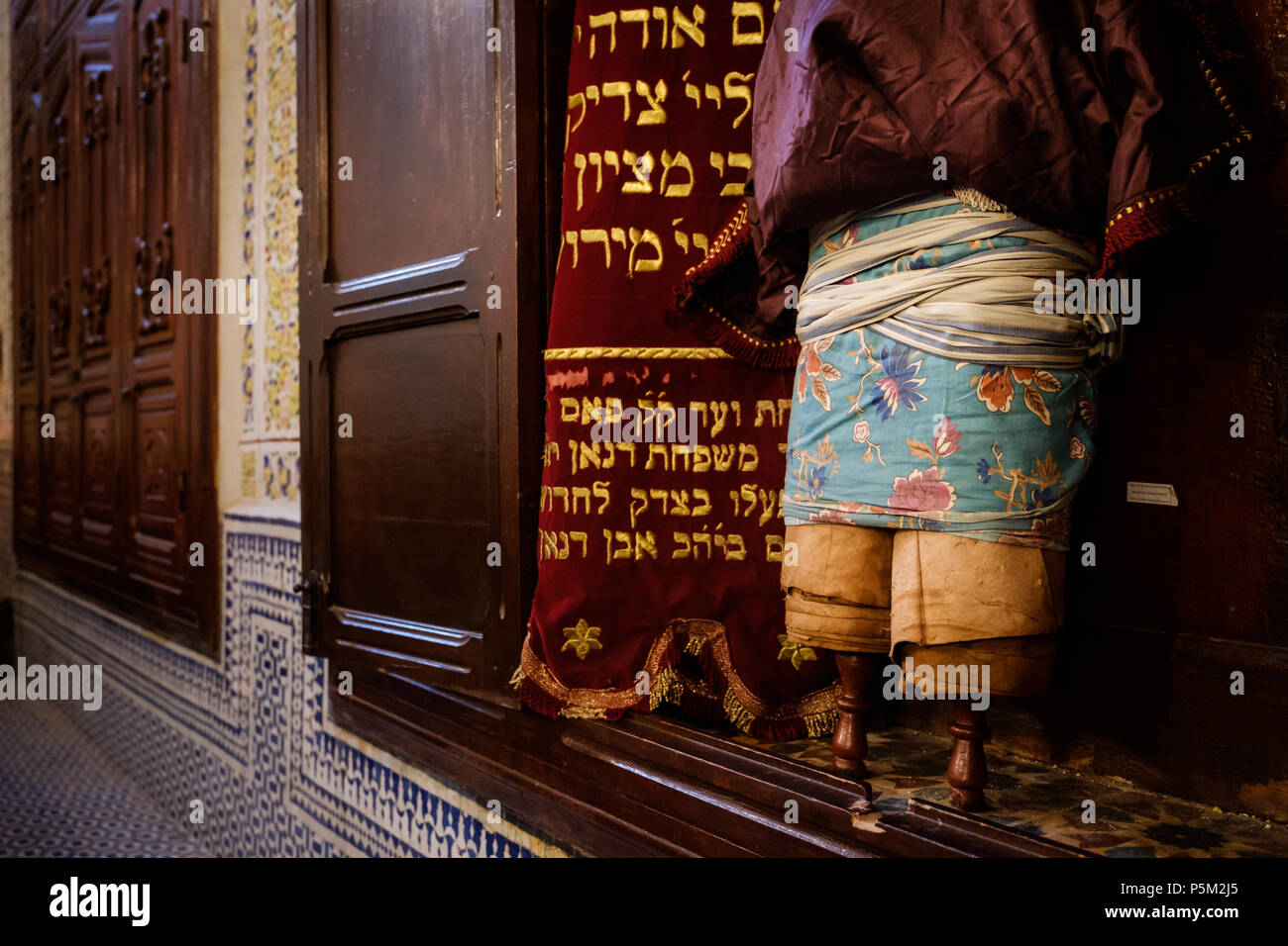 Fes, MAROC - CIRCA AVRIL 2017 : Intérieur de la Synagogue Ibn Danan à Fez. Image de la vieille Tora Arche. Banque D'Images