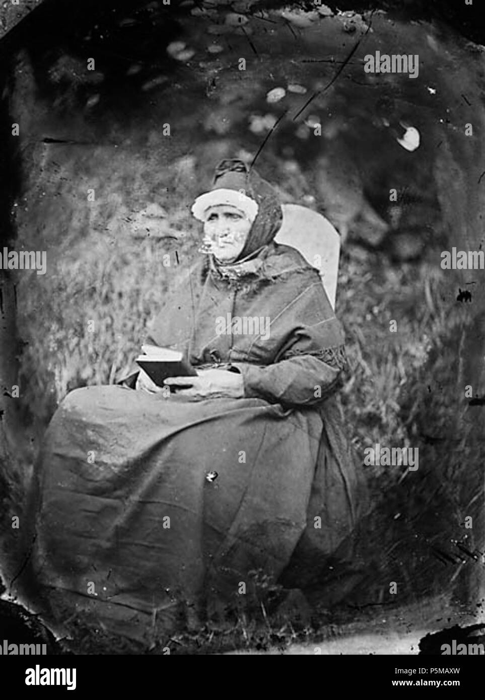 [Une vieille femme] [GRAPHIC].. 1 : négatif, verre au collodion humide, n&b ; 11 x 8 cm. vers 1875. Thomas, John, 97 Une vieille femme ANL3364791 Banque D'Images