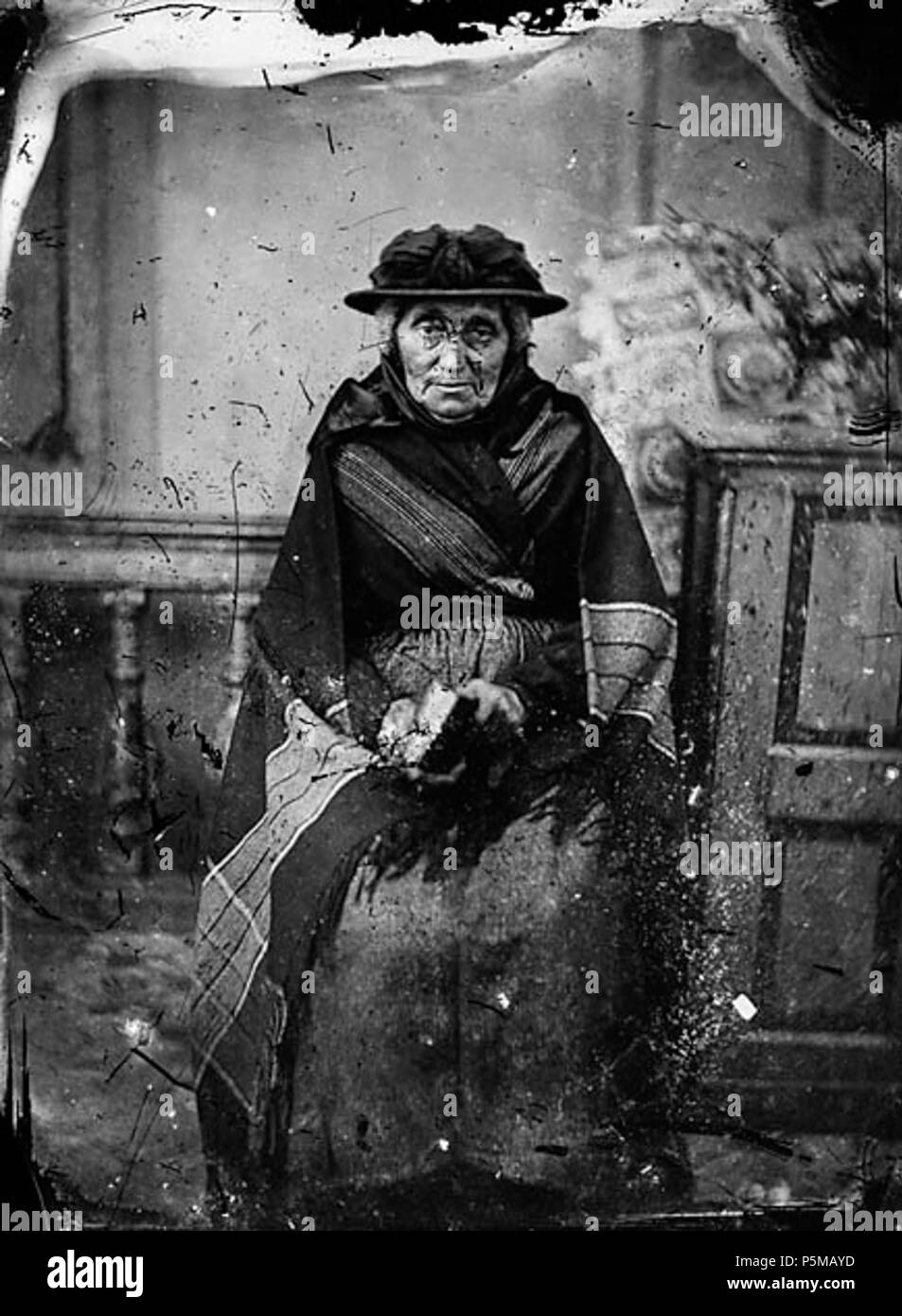 [Une vieille femme assise et portant un châle] [GRAPHIC].. 1 : négatif, verre au collodion humide, n&b ; 10,5 x 8 cm. vers 1875. Thomas, John, 97 Une vieille femme assise et portant un châle ANL3365021 Banque D'Images